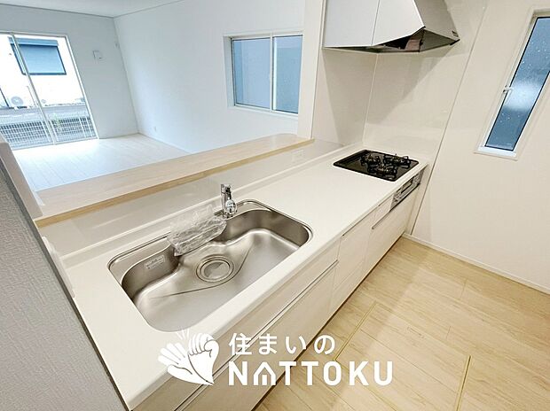 【現地写真(キッチン)】収納たっぷりのシステムキッチン、浄水器付水栓を標準装備しています。