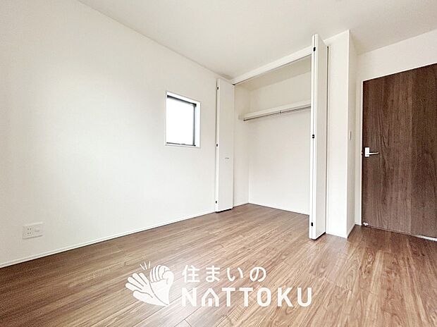 【現地写真(寝室)】木目の美しさを際立たせるシンプルデザインの建具を使用しています。