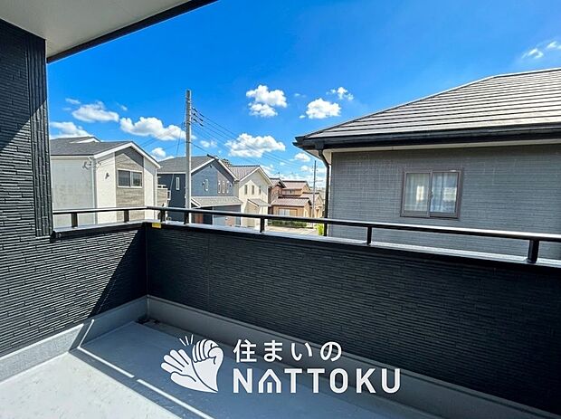 【バルコニー】奥行きが広く、洗濯物をゆったりと干せる十分な広さで、家族の洗濯も捗ります。