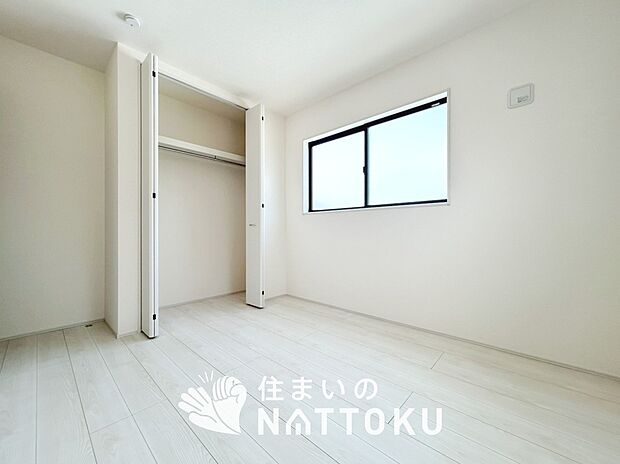 【現地写真(洋室)】木目の美しさを際立たせるシンプルデザインの建具を使用しています。