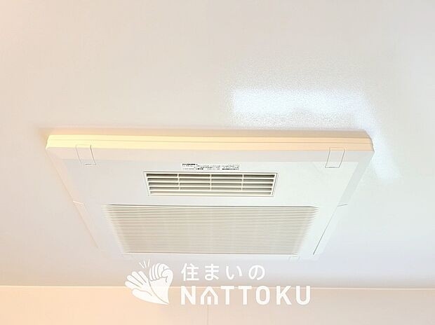 【電気式浴室暖房換気乾燥機】寒い冬場はあたたかく、暑い夏場は扇風機のような心地よさです。
雨の日は、浴室が衣類乾燥スペースになります。
