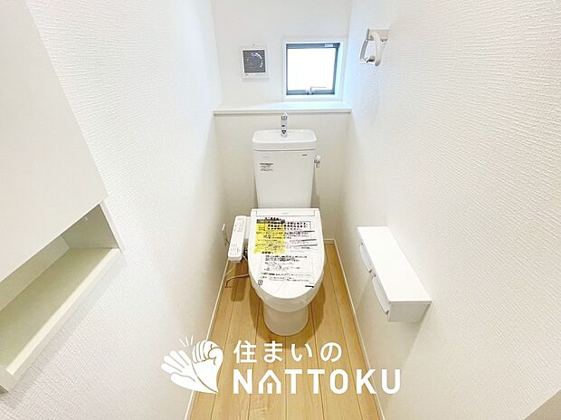 【トイレ】汚れてもサッとひと拭きでお手入れ簡単、エコ仕様の温水洗浄便座付きのトイレです。
バリアフリーにも配慮しています。