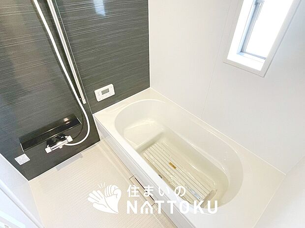 【現地写真(浴室)】浴室暖房乾燥機付き。1坪タイプで広々です。