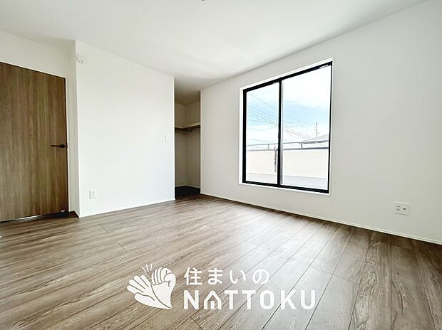 【現地写真(寝室)】木目の美しさを際立たせるシンプルデザインの建具を使用しています。