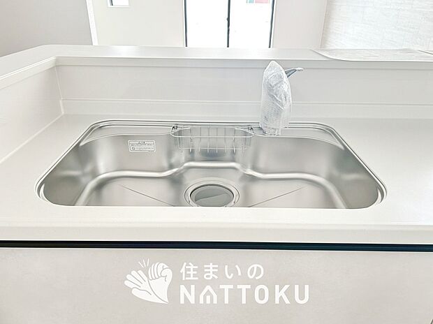 【浄水器内臓ハンドシャワー付シンク】広々とした凸型シンクに洗剤ポケットを標準装備。すっきり収納できます。
また、蛇口の先端に浄水器を内蔵しているため場所をとりません。