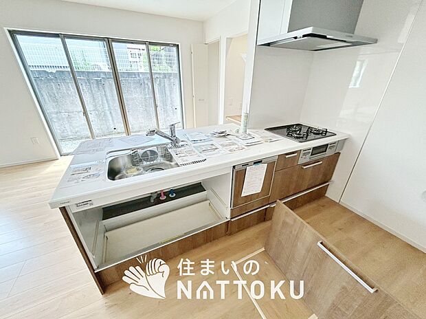 【現地写真(キッチン)】収納たっぷりのシステムキッチン、浄水器付水栓を標準装備しています。