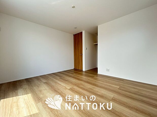 【現地写真(寝室)】木目の美しさを際立たせるシンプルデザインの建具を使用しています。