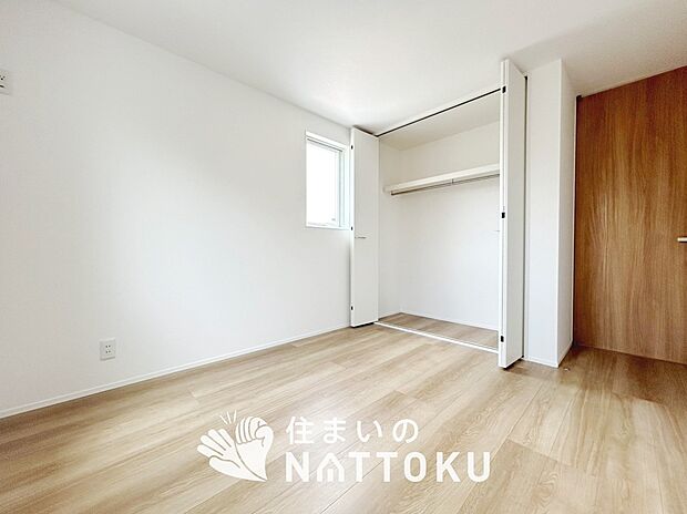 【現地写真(洋室)】木目の美しさを際立たせるシンプルデザインの建具を使用しています。