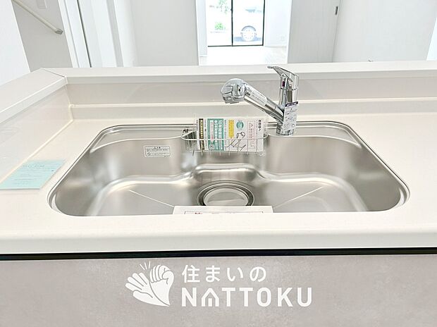 【浄水器内臓ハンドシャワー付シンク】広々とした凸型シンクに洗剤ポケットを標準装備。すっきり収納できます。
また、蛇口の先端に浄水器を内蔵しているため場所をとりません。