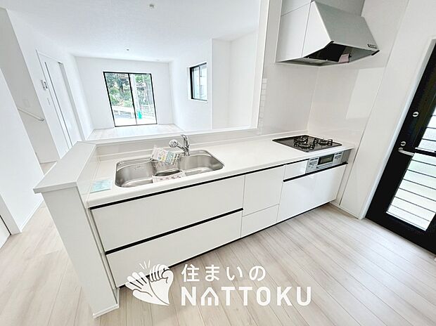 【現地写真（キッチン）】収納たっぷりのシステムキッチン、浄水器付水栓を標準装備しています。