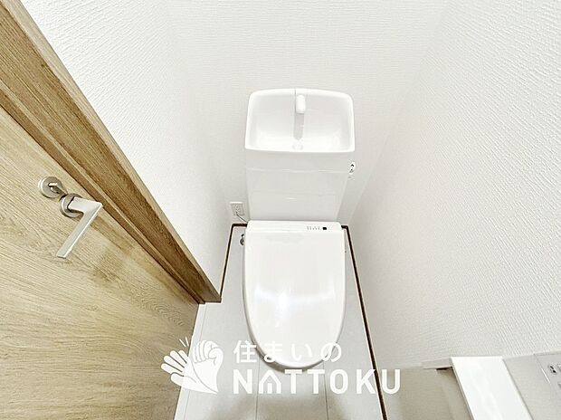 【トイレ】汚れてもサッとひと拭きでお手入れ簡単、エコ仕様の温水洗浄便座付きのトイレです。
バリアフリーにも配慮しています。