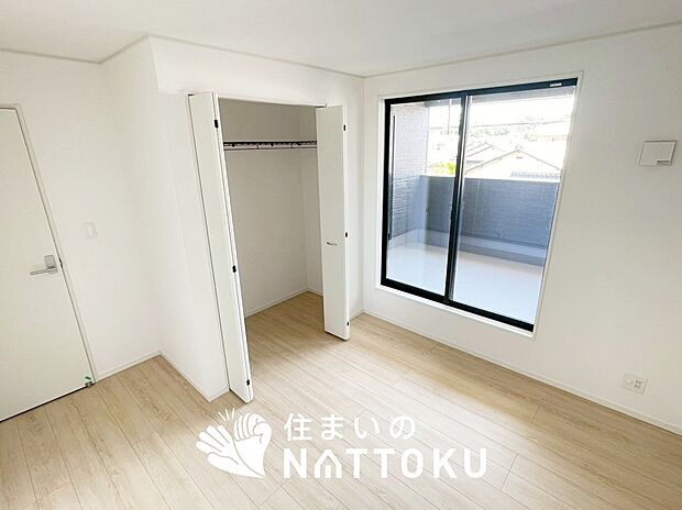 【現地写真(寝室)】木目の美しさを際立たせるシンプルデザインの建具を使用しています。