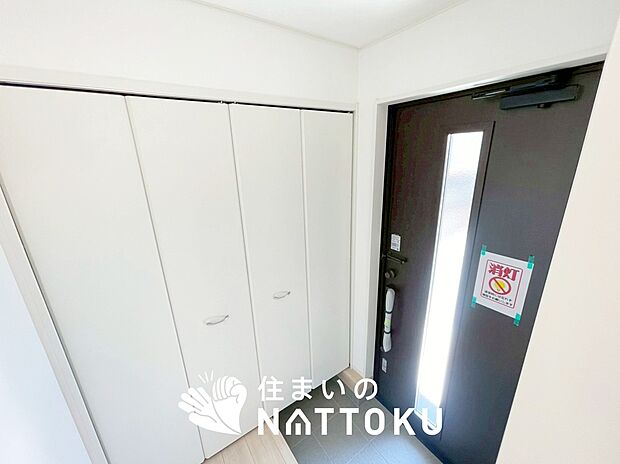 【現地写真(玄関)】玄関には、大型のシューズ収納を設置しています。