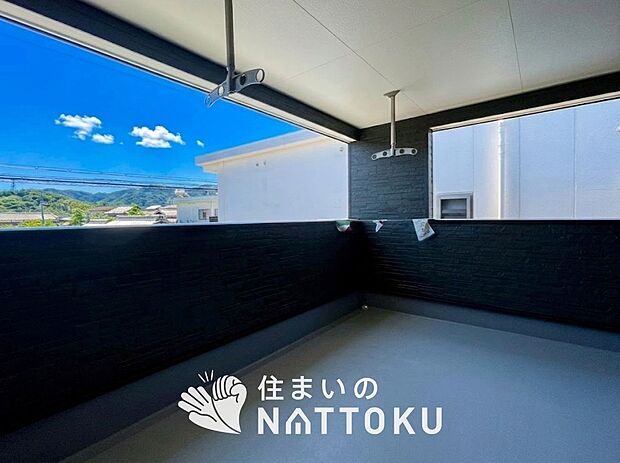 【バルコニー】奥行きが広く、洗濯物をゆったりと干せる十分な広さで、家族の洗濯も捗ります。