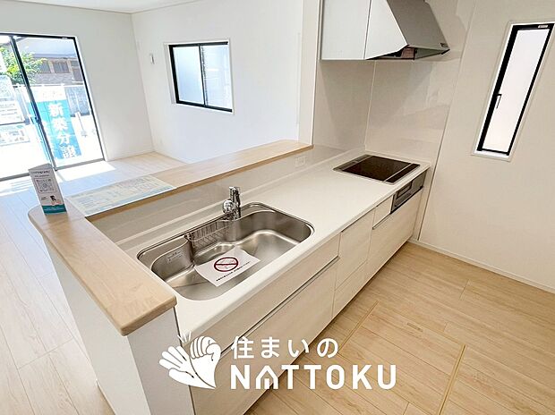 【現地写真(キッチン)】収納たっぷりのシステムキッチン、浄水器付水栓を標準装備しています。