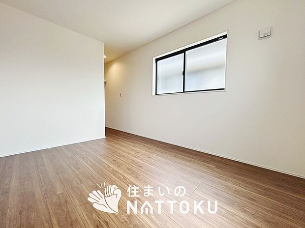 【現地写真(洋室)】木目の美しさを際立たせるシンプルデザインの建具を使用しています。