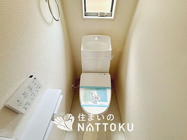 【トイレ】汚れてもサッとひと拭きでお手入れ簡単、エコ仕様の温水洗浄便座付きのトイレです。
バリアフリーにも配慮しています。
