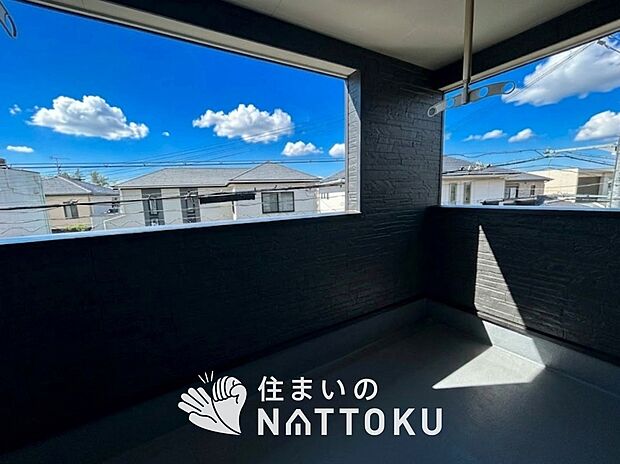 【バルコニー】奥行きが広く、洗濯物をゆったりと干せる十分な広さで、家族の洗濯も捗ります。