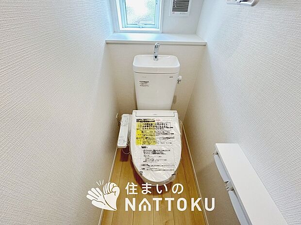 【トイレ】汚れてもサッとひと拭きでお手入れ簡単、エコ仕様の温水洗浄便座付きのトイレです。
バリアフリーにも配慮しています。