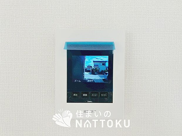 【TVモニター付インターホン】手放し通話ができ、送話表示灯で送話・受話状態が確認できます。
映像と音声で玄関先の様子をチェックできるモニター機能や、夜間の訪問者の顔も確認できるLEDライトを装備しています。