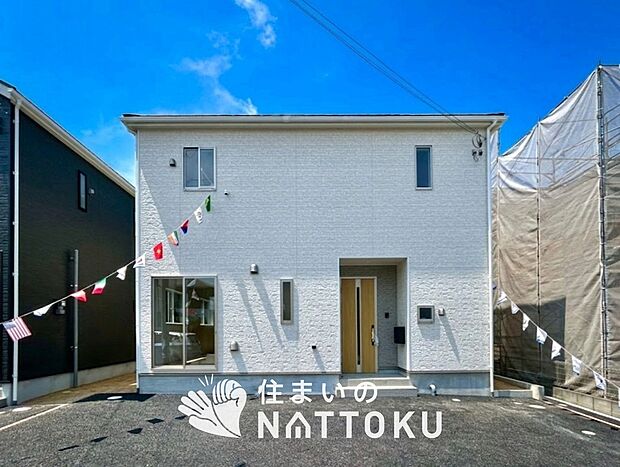 【現地写真(外観)【2号地】】軽くて火災に強い屋根材を採用し、地震時の建物への負担や揺れを軽減しています。
