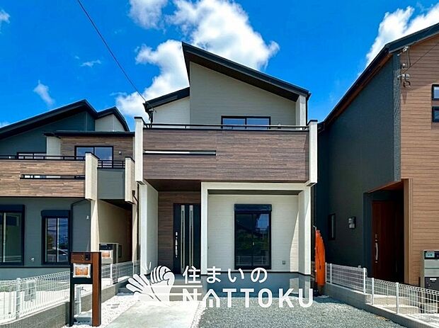 【現地写真(外観)【3号地】】軽くて火災に強い屋根材を採用し、地震時の建物への負担や揺れを軽減しています。