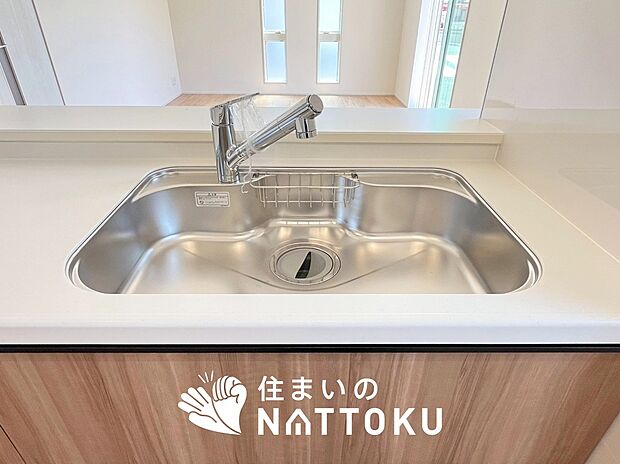 【浄水器内臓型ハンドシャワー付シンク】傷や汚れが付きにくい静音仕様の全面エンボス加工シンク。
また、蛇口の先端に浄水器を内蔵。浄水シャワーが使える毎分4リットルのたっぷり浄水。