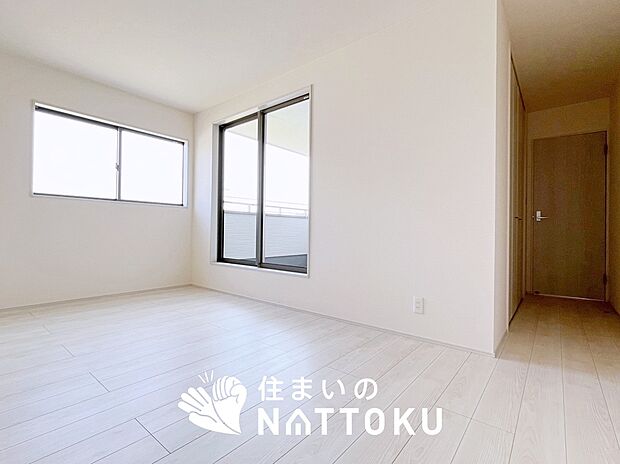 【現地写真(寝室)】木目の美しさを際立たせるシンプルデザインの建具を使用しています。
