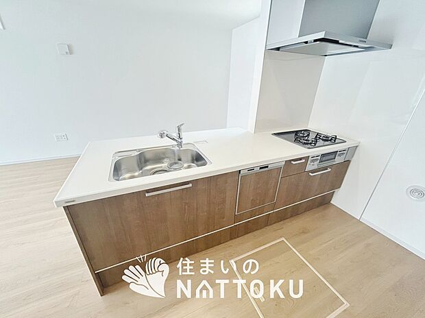 【現地写真(キッチン)】収納たっぷりのシステムキッチン、浄水器付水栓を標準装備しています。