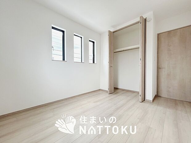 【現地写真(洋室)】木目の美しさを際立たせるシンプルデザインの建具を使用しています。