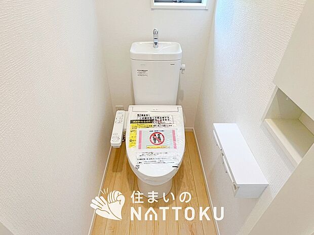 【トイレ】汚れてもサッとひと拭きでお手入れ簡単、エコ仕様の温水洗浄便座付きのトイレです。
バリアフリーにも配慮しています。