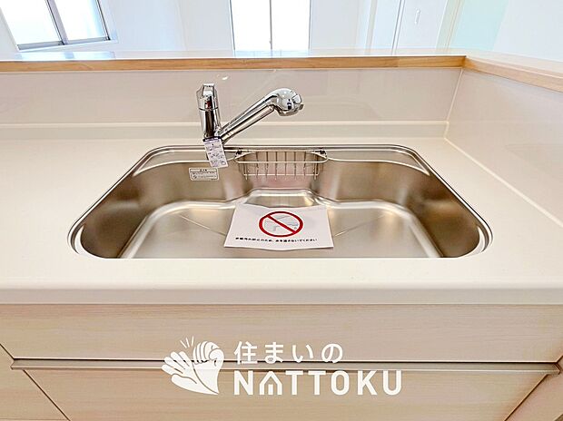 【浄水器内臓ハンドシャワー付シンク】広々とした凸型シンクに洗剤ポケットを標準装備。すっきり収納できます。
また、蛇口の先端に浄水器を内蔵しているため場所をとりません。
