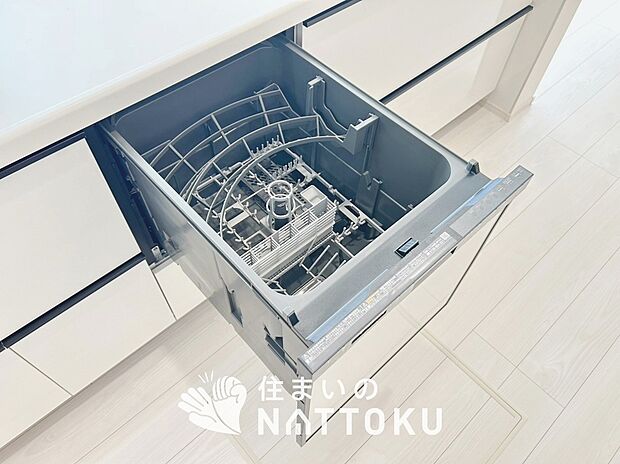 【食器洗い乾燥機】食後の時間にゆとりを与えてくれる食器洗い乾燥機。
操作ボタンも上面にあるので、腰をかがめずに操作ができラクラクです。