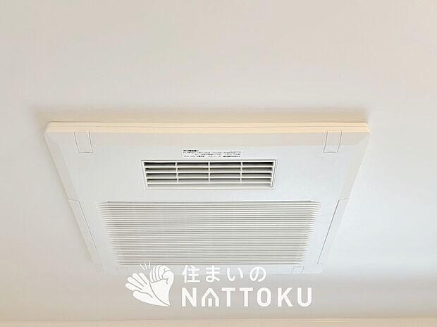 【浴室暖房換気乾燥機】寒い冬場はあたたかく、暑い夏場は扇風機のような心地よさです。
雨の日は、浴室が衣類乾燥スペースになります。