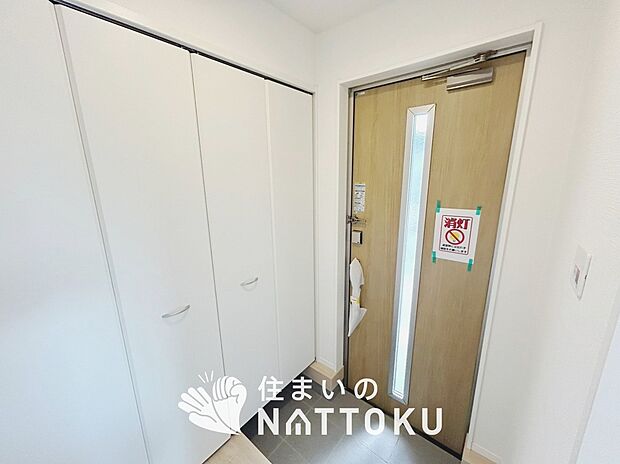 【現地写真（玄関）】玄関には、大型のシューズ収納を設置しています。