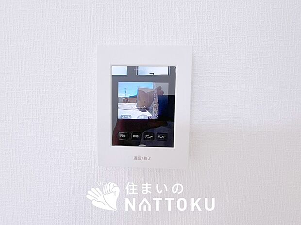 【TVモニター付インターホン】手放し通話ができ、送話表示灯で送話・受話状態が確認できます。
映像と音声で玄関先の様子をチェックできるモニター機能や、夜間の訪問者の顔も確認できるLEDライトを装備しています。