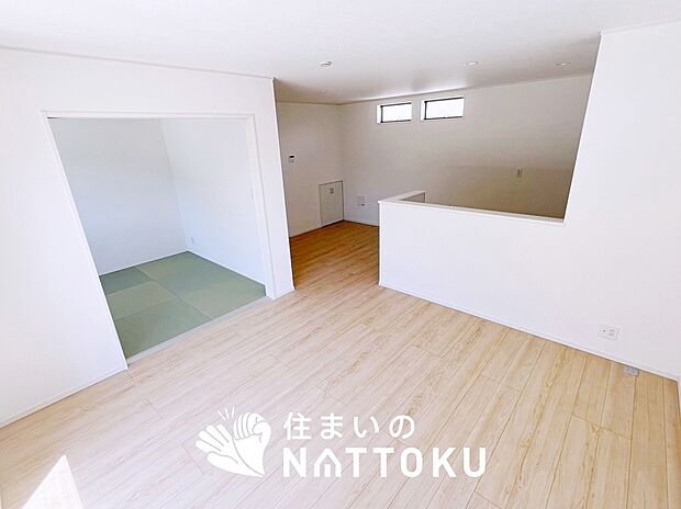【現地写真（リビング）】フローリング材には、木目、色調など木材特有の風合いがあり、ナチュラルな美しさになっています。