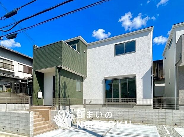 【現地写真（外観）【１号地】】軽くて火災に強い屋根材を採用し、地震時の建物への負担や揺れを軽減しています。