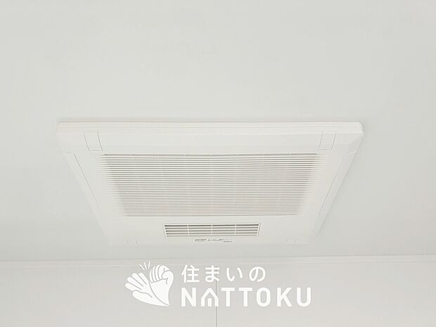【浴室暖房換気乾燥機】サイドブロー機能で、乾燥効率アップです。
サイドに吹き出しを搭載することにより浴室内を端まで循環する気流ができ、さらに省エネ性能がアップします。