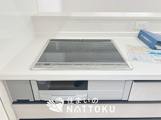 【ビルトインコンロ】フラットな構造で清掃性が高く、過熱防止センサー付３口タイプで日頃の家事も快適です。