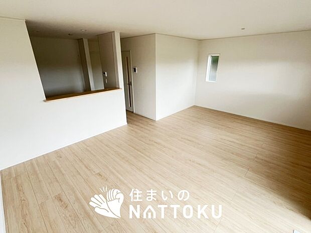 【現地写真(リビング)】フローリング材には、木目、色調など木材特有の風合いがあり、ナチュラルな美しさになっています。