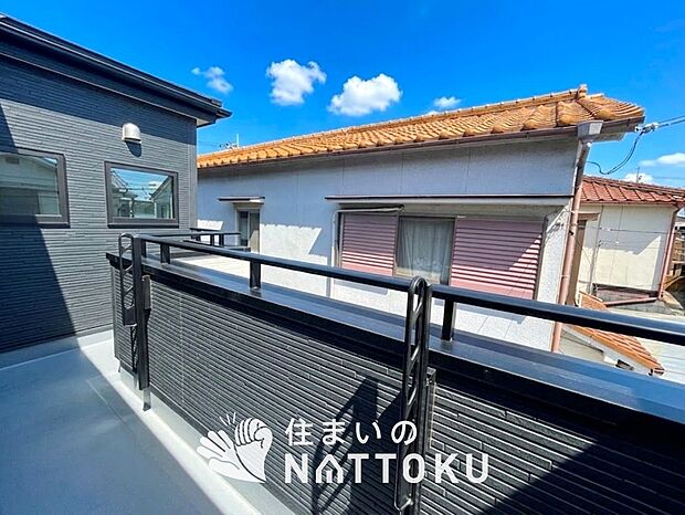 【バルコニー】奥行きが広く、洗濯物をゆったりと干せる十分な広さで、家族の洗濯も捗ります。