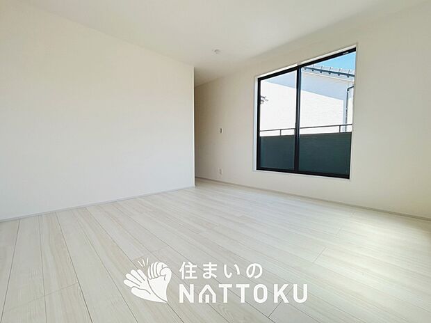 【現地写真(寝室)】木目の美しさを際立たせるシンプルデザインの建具を使用しています。