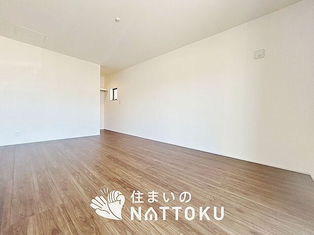 【現地写真（寝室）】木目の美しさを際立たせるシンプルデザインの建具を使用しています。