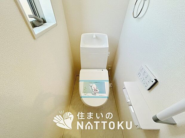 【トイレ】汚れてもサッとひと拭きでお手入れ簡単、エコ仕様の温水洗浄便座付きのトイレです。
バリアフリーにも配慮しています。
