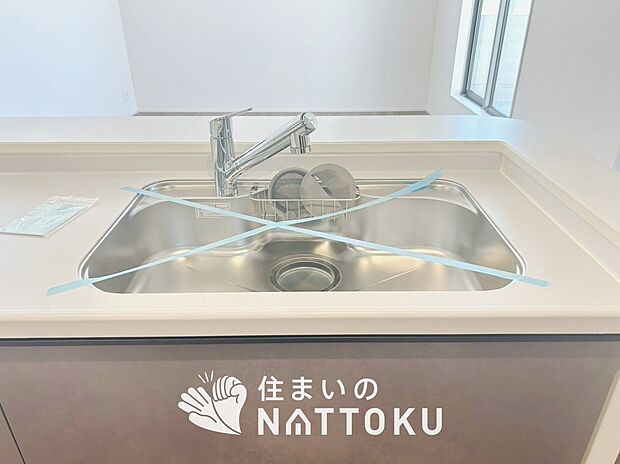【浄水器内臓型ハンドシャワー付シンク】傷や汚れが付きにくい静音仕様の全面エンボス加工シンク。
また、蛇口の先端に浄水器を内蔵。浄水シャワーが使える毎分4リットルのたっぷり浄水。