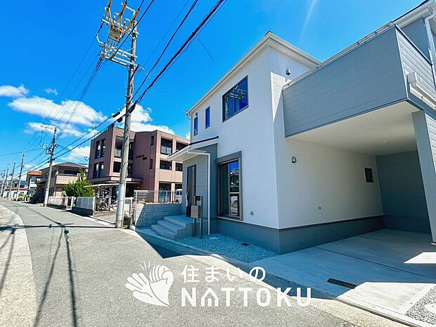 【現地写真(前道含む外観)】軽くて火災に強い屋根材を採用し、地震時の建物への負担や揺れを軽減しています。