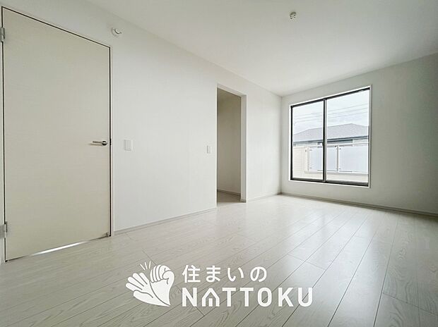 【現地写真（寝室）】木目の美しさを際立たせるシンプルデザインの建具を使用しています。