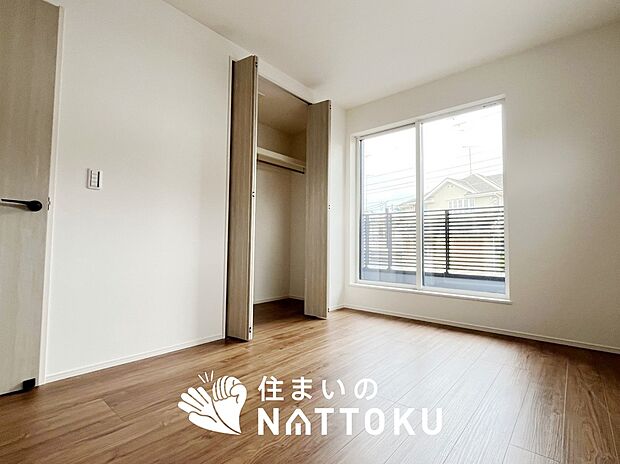 【現地写真（洋室）】木目の美しさを際立たせるシンプルデザインの建具を使用しています。