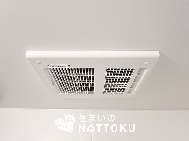 【浴室暖房換気乾燥機】入浴後の水滴や湿気を排出し、カビの発生や臭いを抑制します。
雨の日の洗濯物にも効果的です。